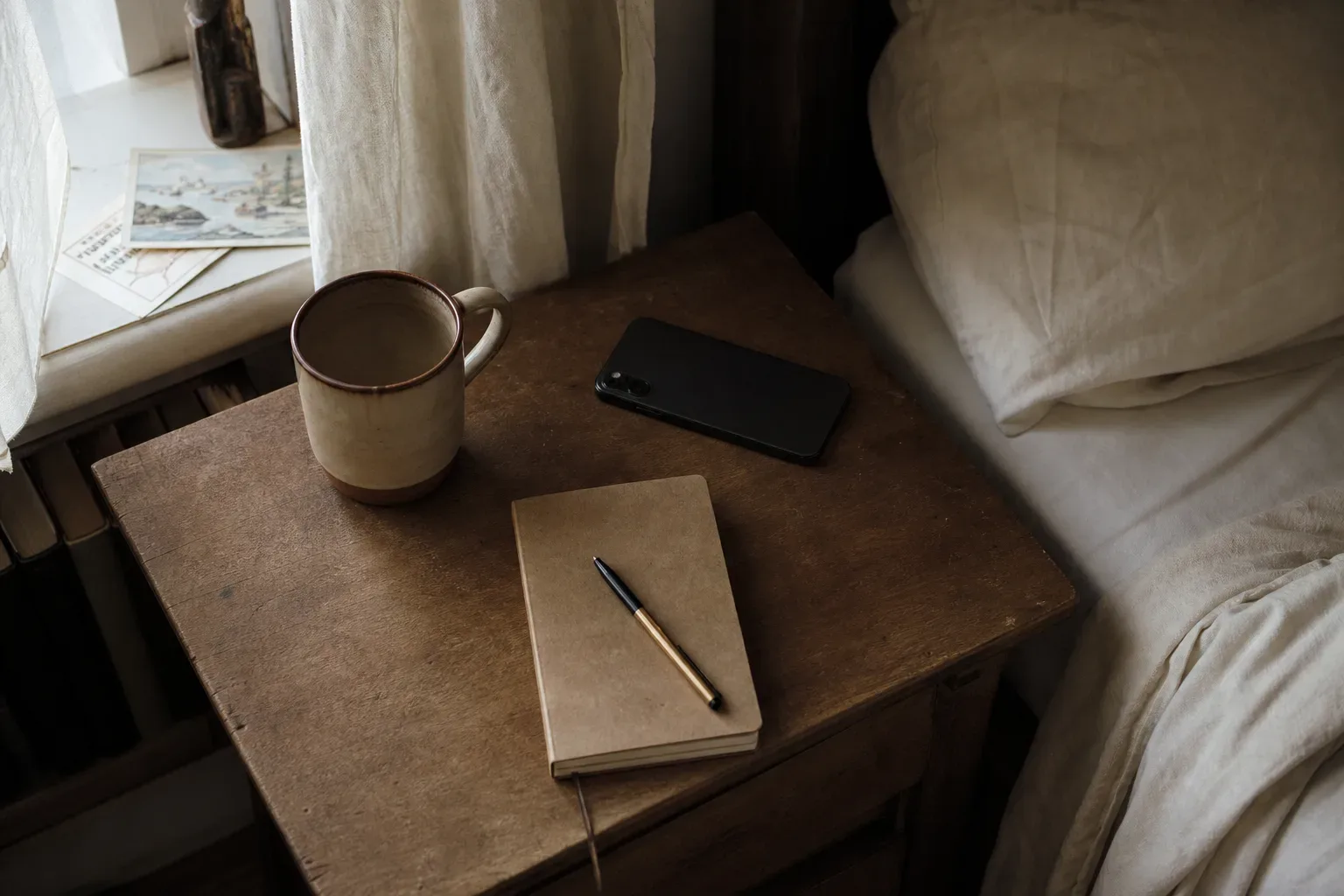 Stiller Nachttisch mit Handy und Morgenlicht